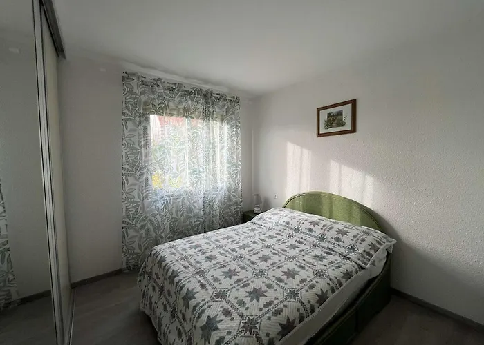 T3 Climatise Avec Vue Sur Et Acces Piscine - Fr-1-308-205 *